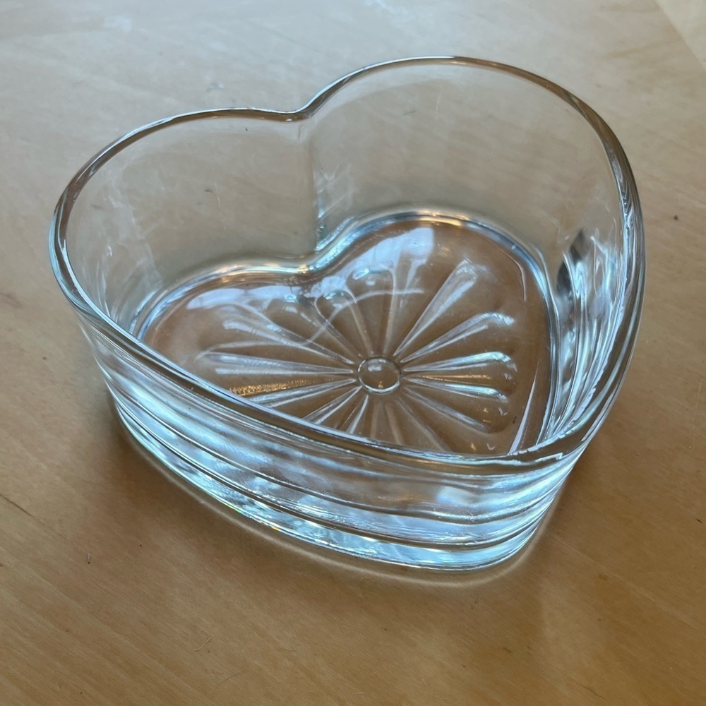 Vintage Libbey Heart Shaped Glass Dish - Picture 2 of 12